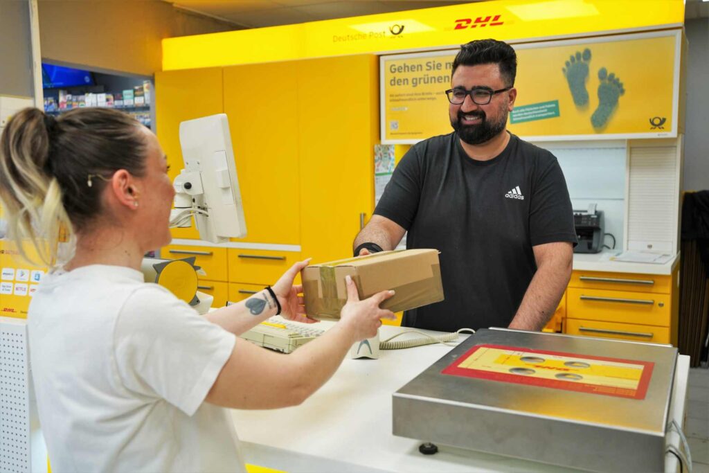 Paketannahme an der DHL-Station durch den freundlichen Ladenbesitzer Aman Munjal