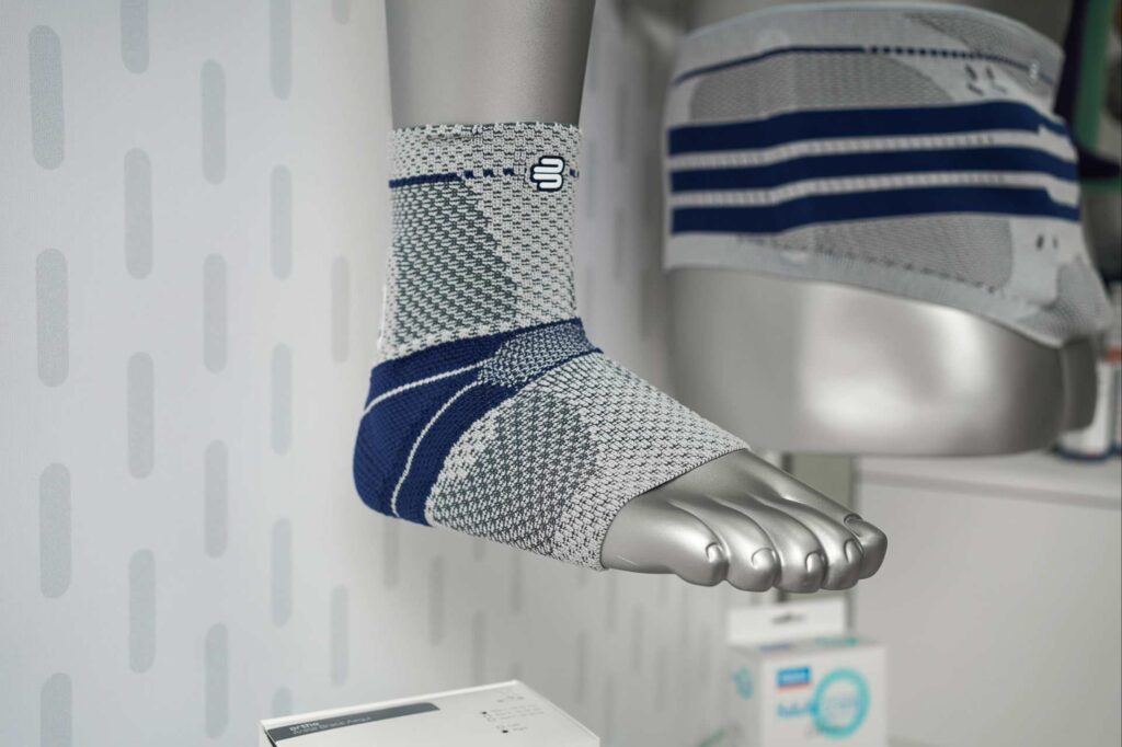 Bandage für Füße an einem Modell gezeigt.