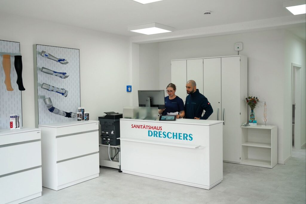 Theke mit zwei Mitarbeitern im Eingangsbereich für Kundenservice