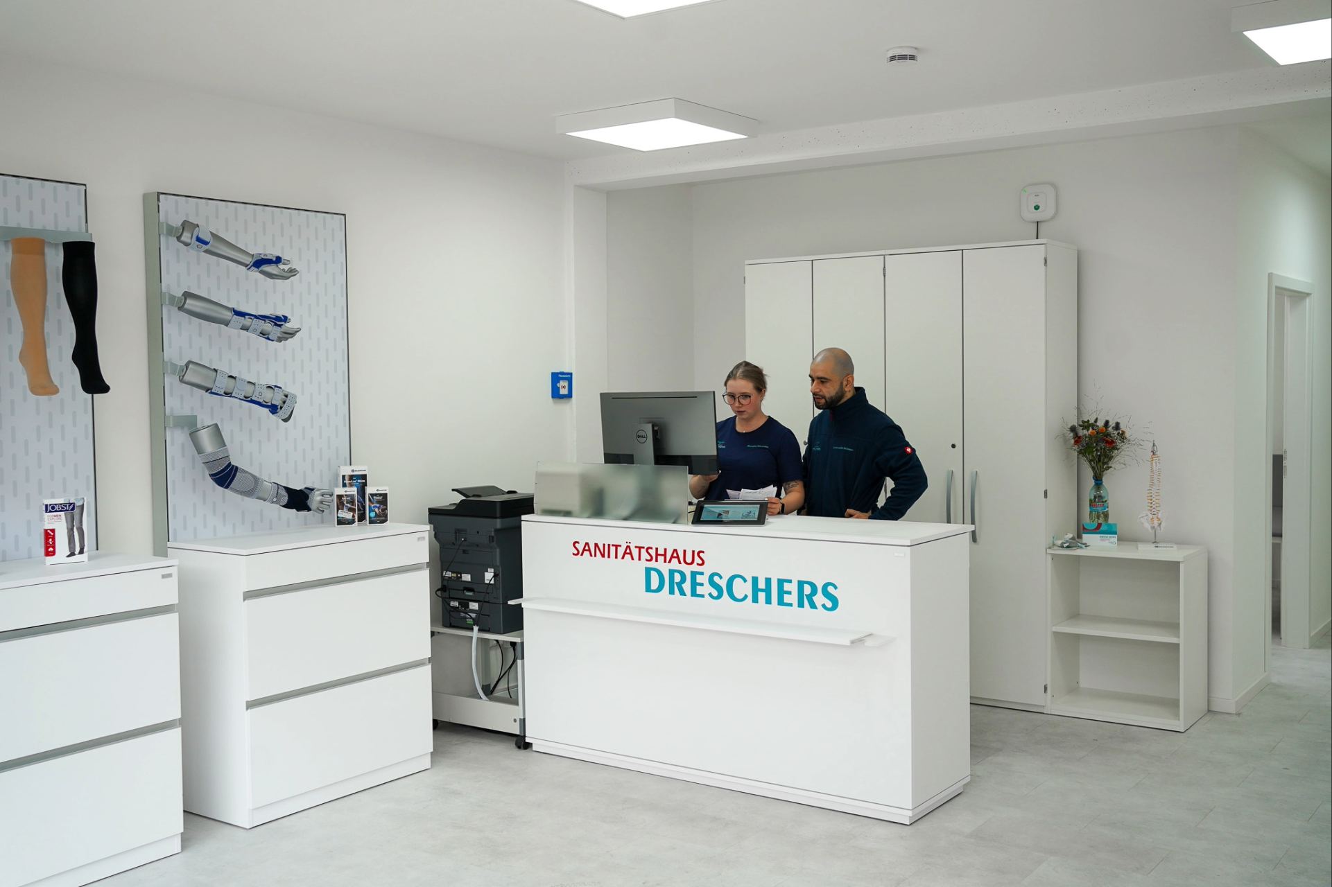 Theke mit zwei Mitarbeitern im Eingangsbereich für Kundenservice