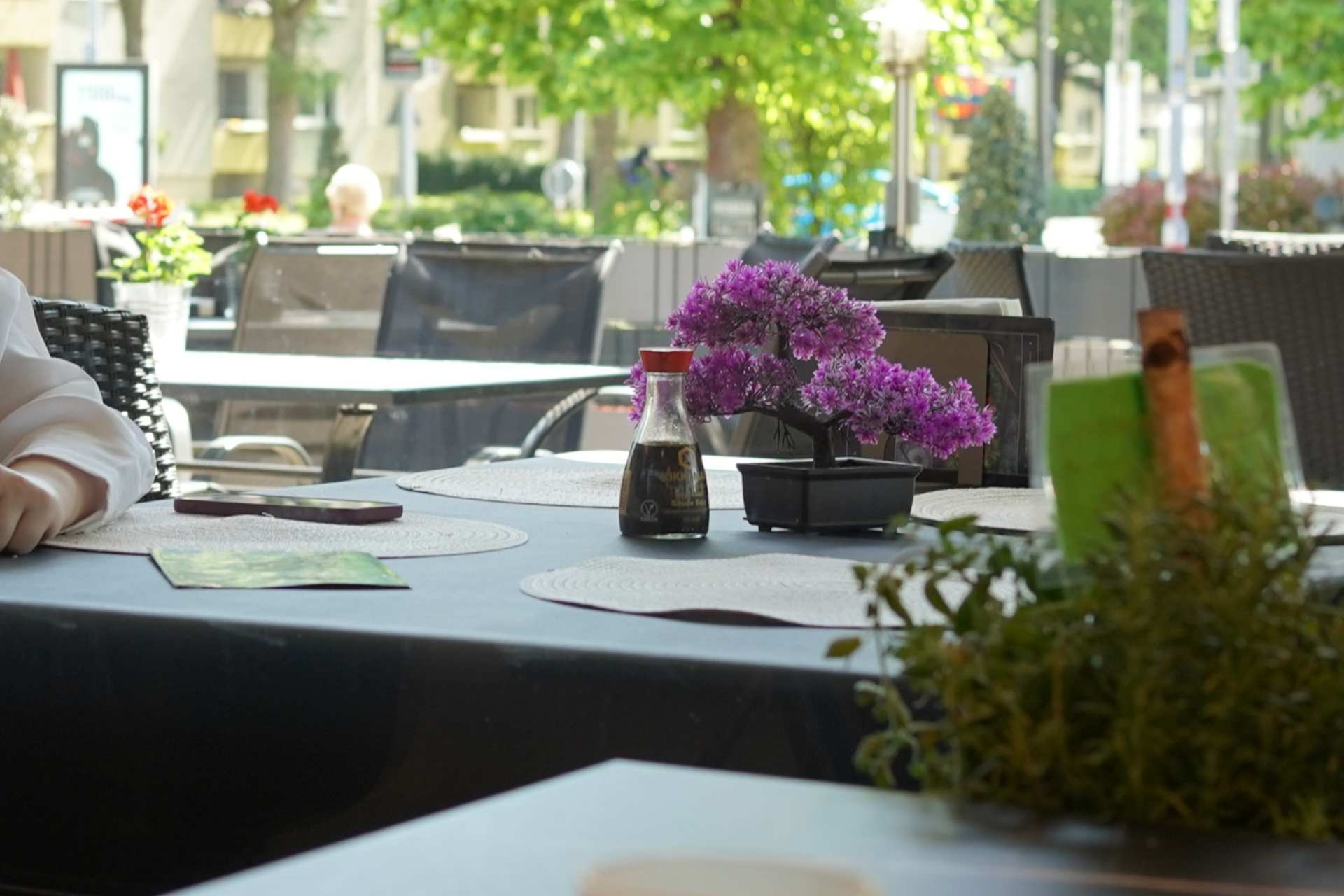 Tische und Terrasse des Sushi Gurume Restaurants