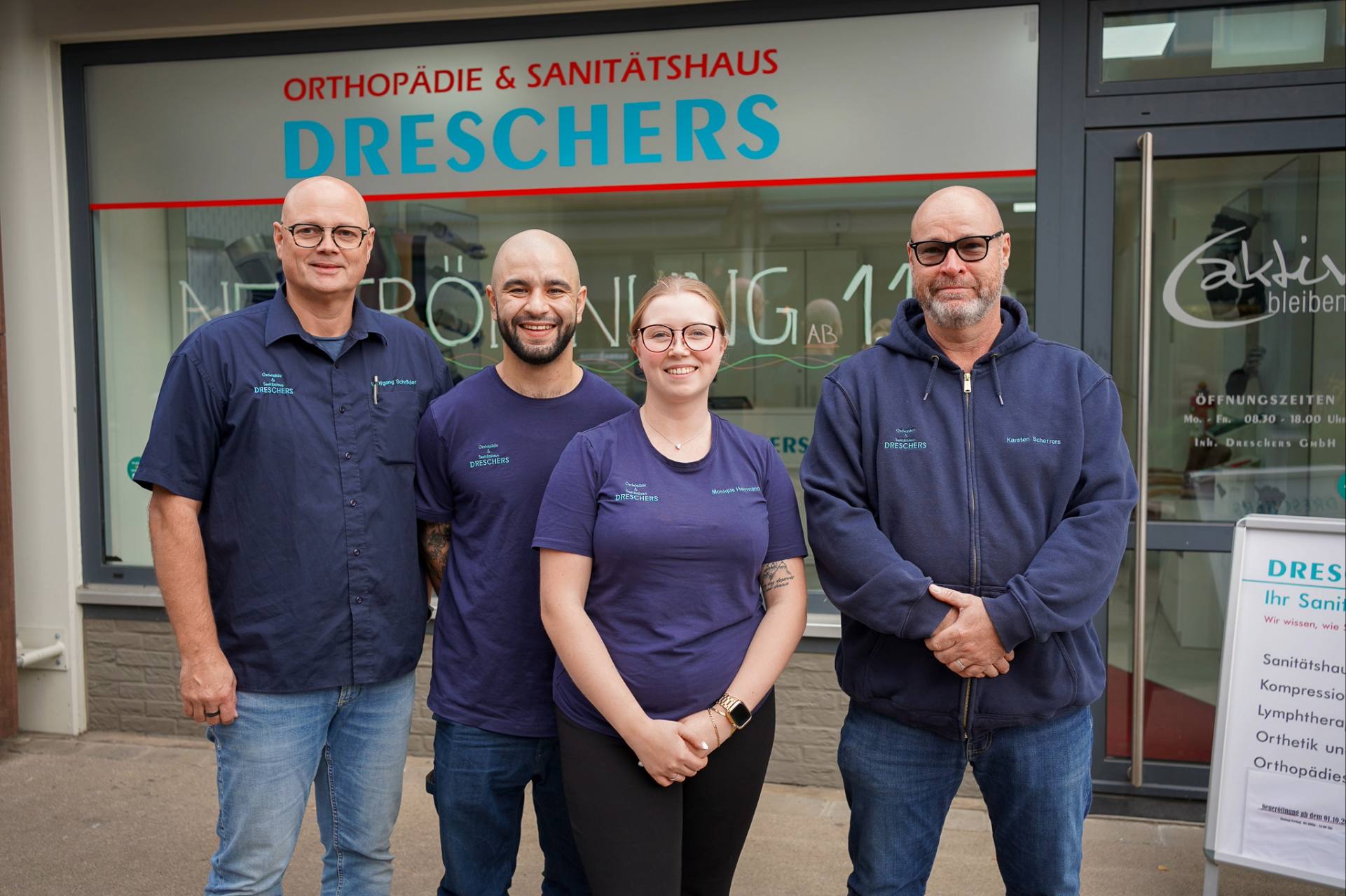 Team Dreschers steht vor dem Ladenlokal mit drei Männern und einer Frau