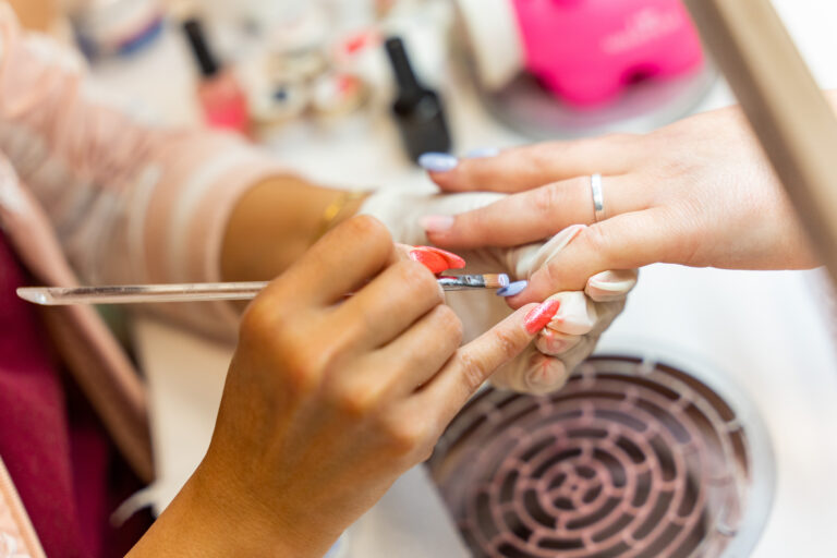 Gepflegte Nägel und kreative Designs