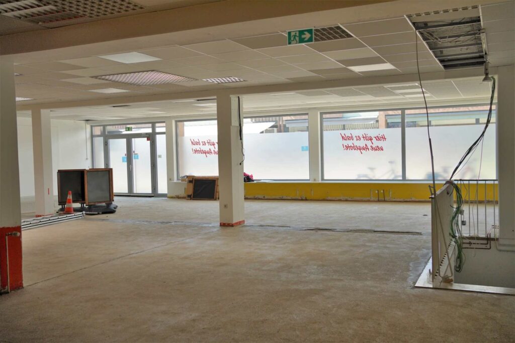 Große Einzelhandelsfläche Innenansicht mit hellen weiten Fensterfronten