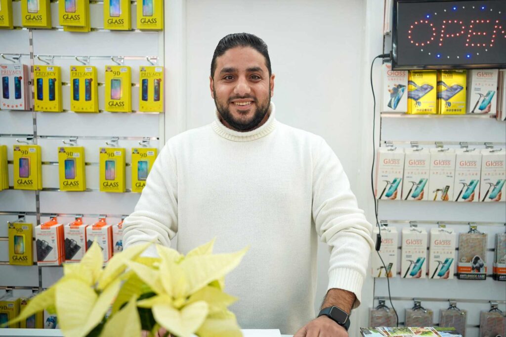 Inhaber Zahedullah Habibzai hinter dem Verkaufstresen